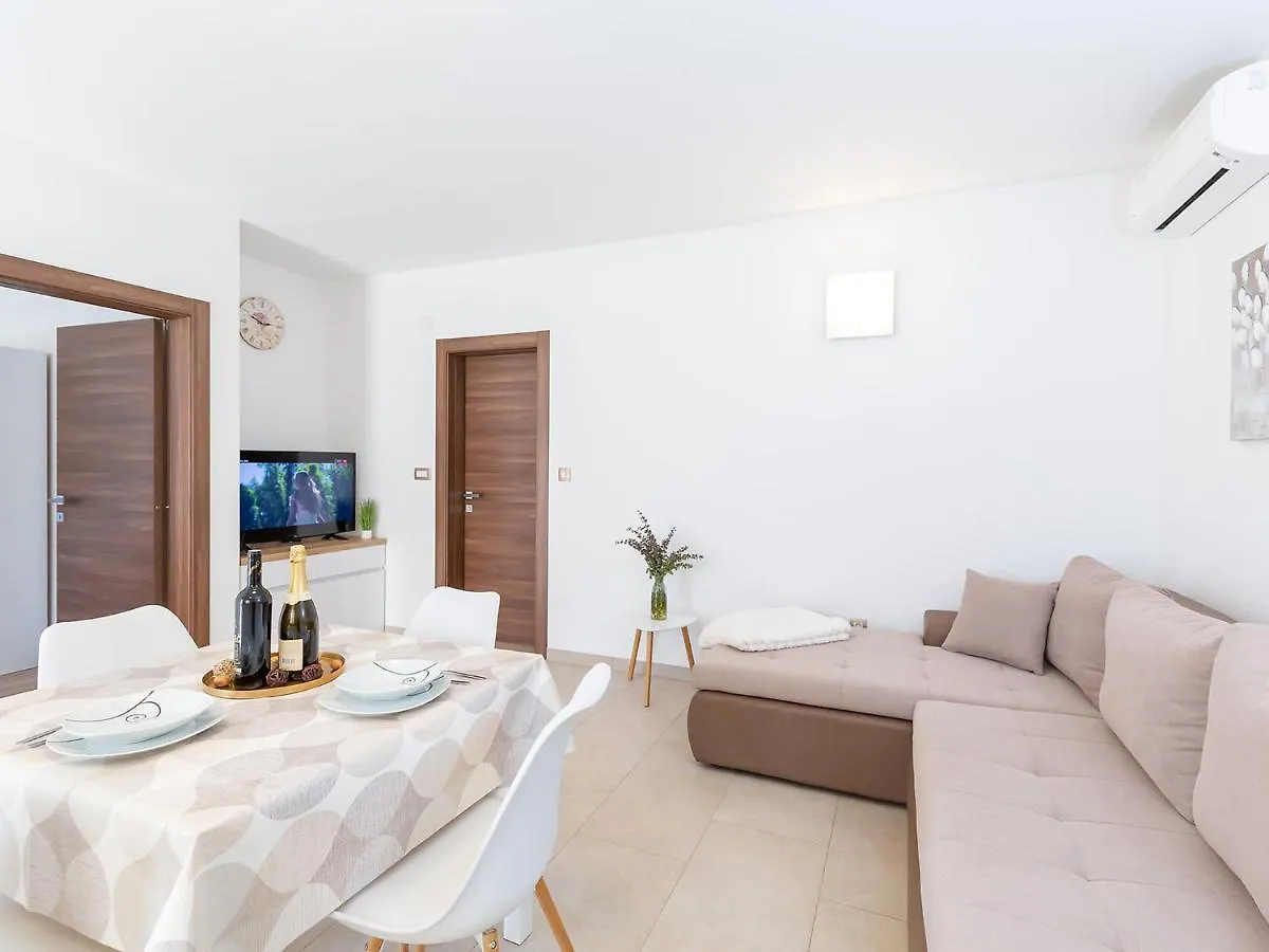 Villa Gioia Apartment With Terrace Poreč